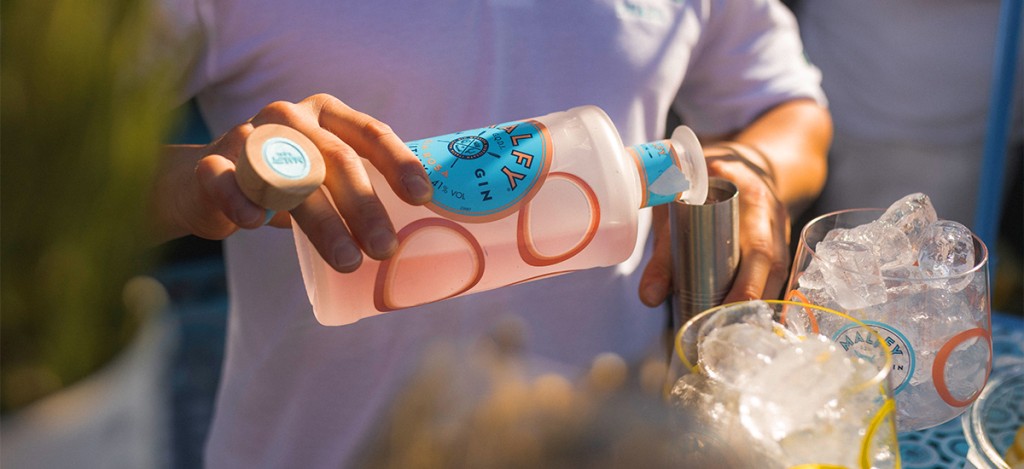 barman che fa cocktail