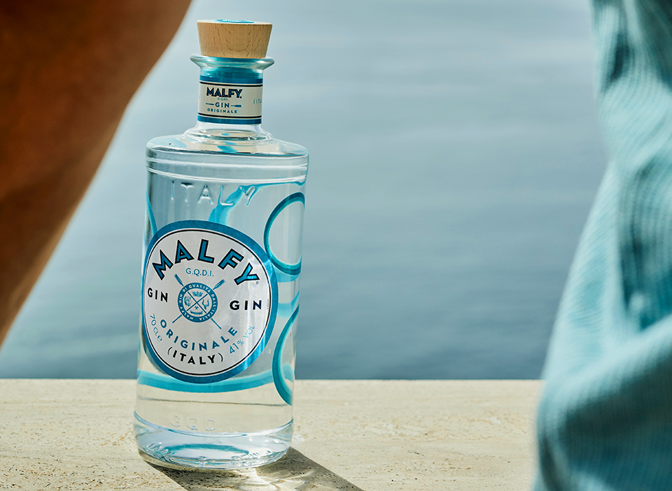 bottiglia-malfy-gin-su-terrazza-al-mare